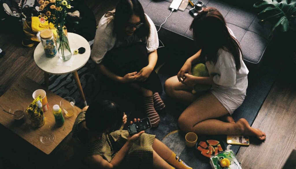 anecdotal-storytelling-featured-image An overheard photo of a group of three women talking on a cozy couch